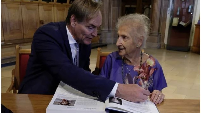 Leipzigs Ehrenbürgerin und Holocaustüberlebende Channa Gildoni mit  Oberbürgermeister Burkhard Jung (SPD). Channa Gildoni ist am Dienstag im Alter von 99 Jahren gestorben.