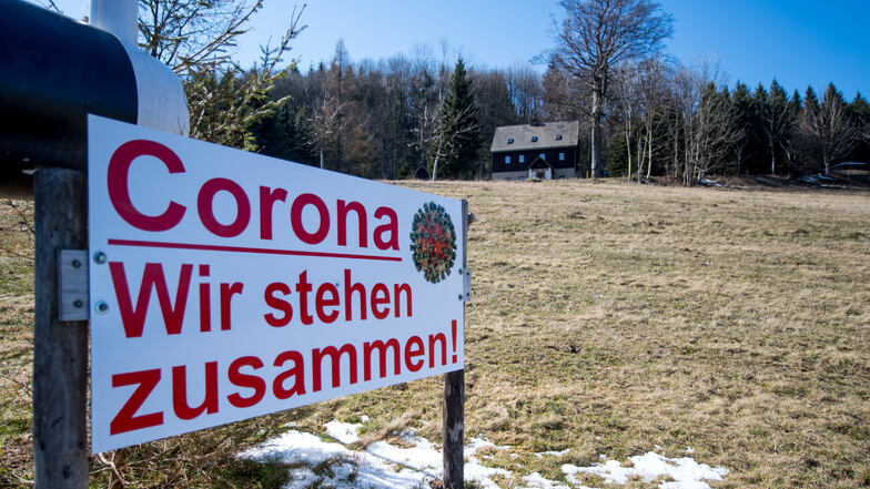 Am Ortseingang Bärenstein im Erzgebirge verkündet ein Schild "Corona - Wir stehen zusammen!". Bärenstein und der tschechische Ort Vejprty teilen sich ein gemeinsames Zentrum.
