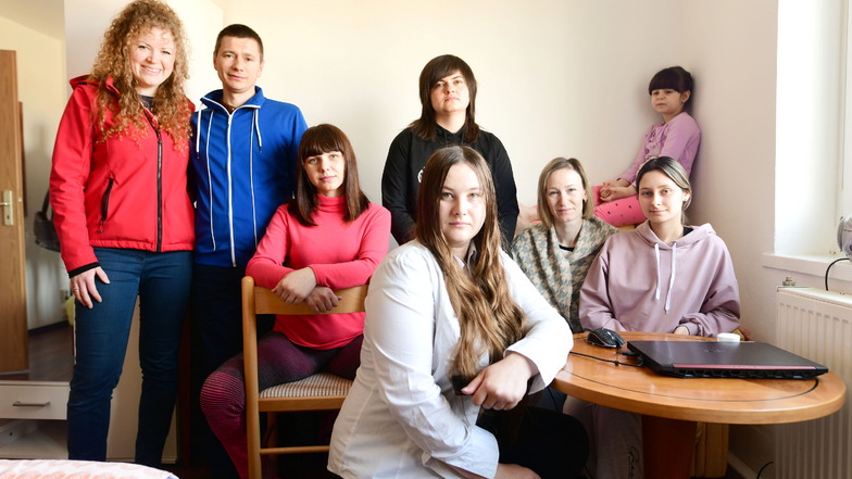 (Von links) Carolin und Marian Krupa mit Iryna, Maryna, Nadiia, Albina und Kseniia (vorn) die aus der Ukraine fliehen konnten, und jetzt in einer von zehn Wohnungen leben, die im Wohnkomplex in Oberseifersdorf von den Bürgern hergerichtet wurden.
