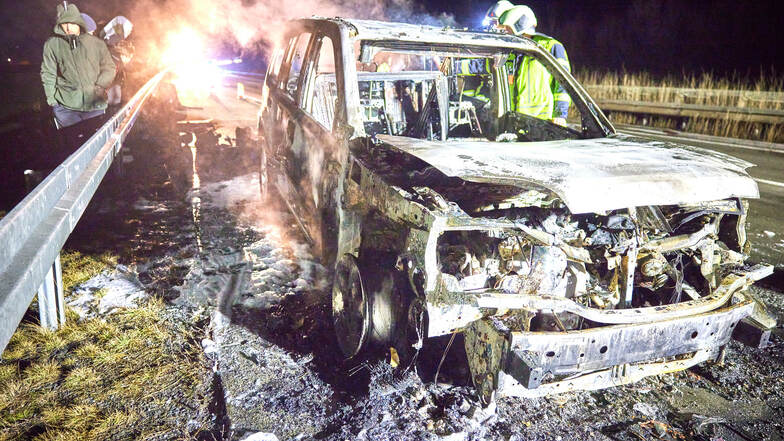 Der Nissan X-Trail ist komplett ausgebrannt. Für die Löscharbeiten musste die Autobahn am Samstagabend für zweieinhalb Stunden gesperrt werden.