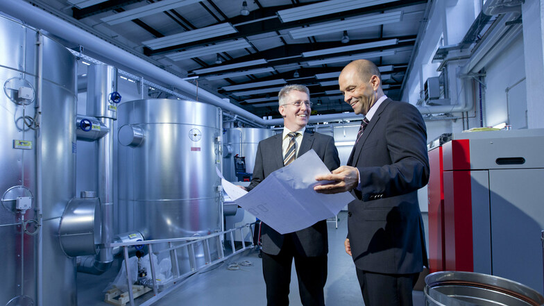 Geschäftsführer René Röthig (rechts) im Gespräch mit Prof. Marko Stephan im Energiekompetenzzentrum der BA Riesa.