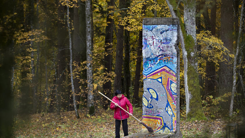 Litauen, Vilnius: Ein Segment der Berliner Mauer im Freilichtmuseum der Mitte Europas "Europos Parkas". 