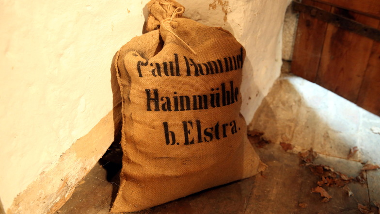 Säcke mit der Aufschrift von einem der Müller aus der Vergangenheit stehen in der Hainmühle.