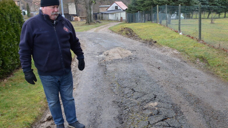 Klaus Böhme wohnt in Biesig und hat beobachtet, wie der Sattelzug versuchte, diese kleine Dorfstraße herunterzukommen. Die Straßenschäden, so ist sich Böhme sicher, stammen von dem Lkw.