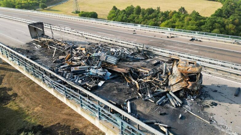 Die Reste eines Gefahrgut-Lkw liegen ausgebrannt auf der A38 nach einem Unfall zwischen dem Autobahnkreuz Rippachtal und der Anschlussstelle Leuna.