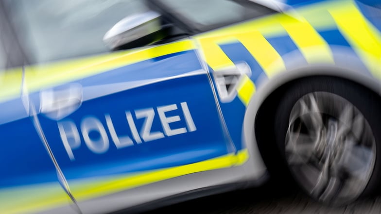 Die Polizei wurde am Dienstagmittag nach Prietitz gerufen, nachdem dort ein nicht sicher abgestellter VW gegen ein anderes Auto gerollt war.