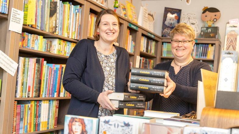 Buchhändlerin Andrea Panke (rechts), auf dem Foto mit ihrer Mitarbeiterin Cindy Kocha, hat vor zehn Jahren die Buch-Oase an der Ritterstraße eröffnet.