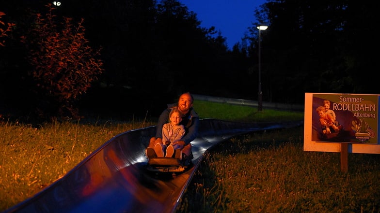 Zu einem Nachtrodeln wurde am Freitag auf die Altenberger Sommerrodelbahn geladen.