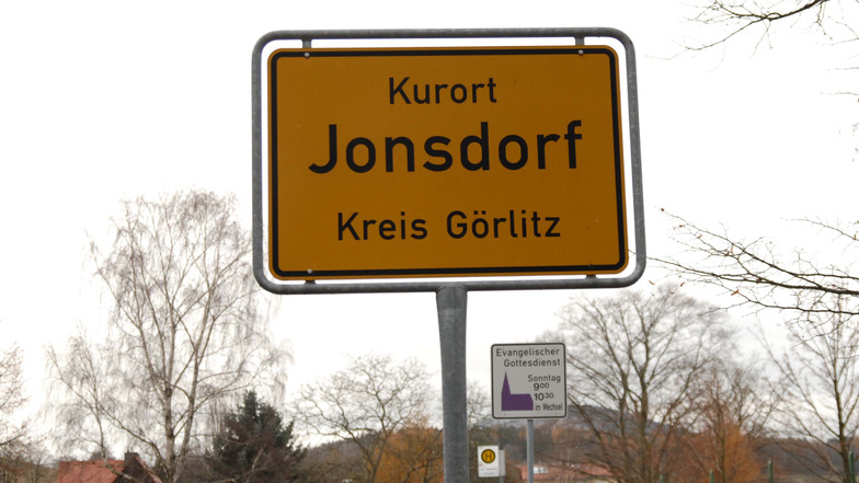 Jonsdorf ist Anziehungspunkt für viele Besucher. Doch nicht immer finden die Gäste genügend Parkplätze dort, wo sie gern welche hätten.