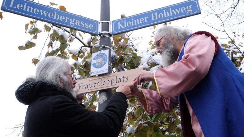 Helge Landmann und Matthias Schulze alias Frauenlob brachten das Schild an.