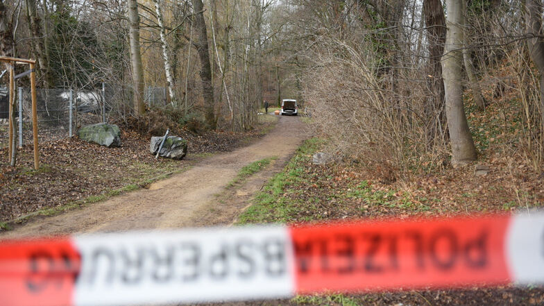 Auf der Suche nach einem Vermissten entdeckt die Polizei eine Leiche im Döbelner Bürgergarten. Die Beamten sperrten die Umgebung des Fundortes ab.