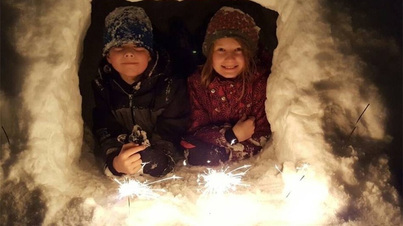 Igluparty mit Anton und Elisa baute die Schneehütte zusammen mit seinem Opa. Das Foto kommt von Familie Meißner aus Großharthau.