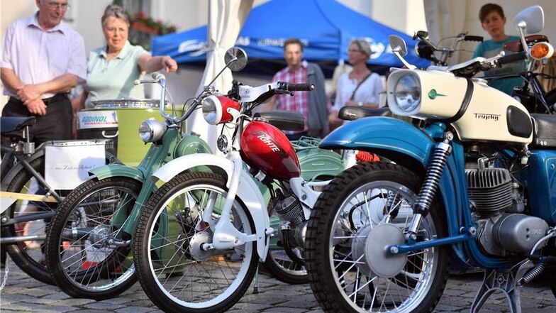 Liebevoll restaurierte Motorräder und Roller, darunter auch eine MZ Trophy und ein SR2 E (v.r.), präsentiert die Oldtimerrestaurierung Chemnit "Knatter-ra-dadder".
