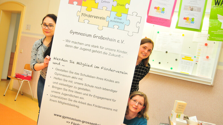 Am Stand des Fördervereins werben Leya Schröter, Silke Menzer und Marén Schober (v.l.) um Mitglieder, um auch die Berufsorientierung zu unterstützen.