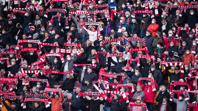 50.000 Zuschauer verfolgen das Rhein-Derby zwischen Köln und Gladbach im Rhein-Energie-Stadion. Viele hielten sich nicht an die vorgegebene Maskenpflicht.