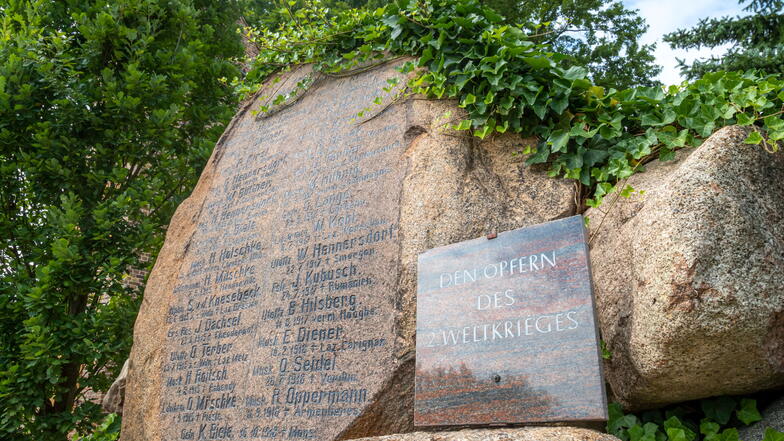 Der Gedenkstein in Kosel wurde 2001 schon einmal restauriert. In dem Jahr kam auch die Gedenktafel für die Opfer des Zweiten Weltkrieges dazu.