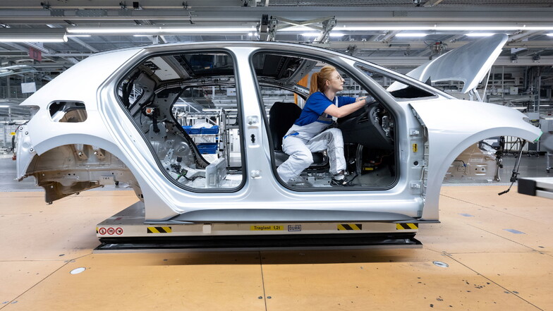 Ein VW ID.3 wird im Werk in Zwickau montiert. Während die Wirtschaft in Deutschland stagniert, wächst sie global.