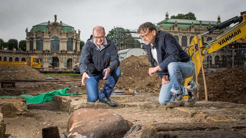 Gesteinsexperte Jan-Michael Lange (l.) und Archäologe Hartmut Olbrich inspizieren den Findling mit der kyrillischen Schrift im Zwingerhof. Zum Auftakt der Grabungen wurde hier viel entdeckt.