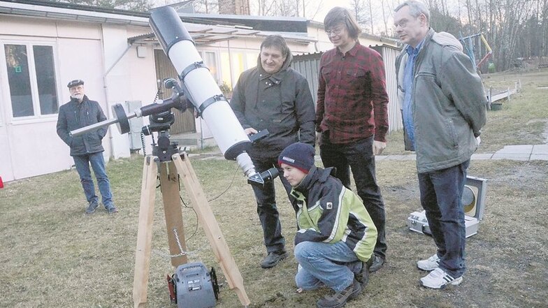 Rüdiger Mönch (links) richtete sein Linsenteleskop am der Station Junger Naturforscher zur Beobachtung des Mondes am Winterhimmel aus. Foto: Rolf Ullmann