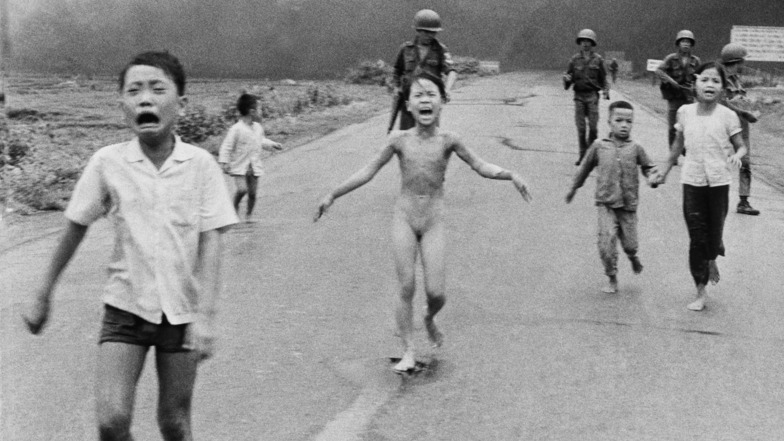 8. Juni 1972, Vietnam, Trang Bang: Die neunjährige Kim Phuc Phan Thi (M.) flieht nackt und schwer verletzt mit ihren Brüdern und Cousins vor einem Napalm-Angriff. Das Bild ist eines der berühmtesten Pressefotos des 20. Jahrhunderts.