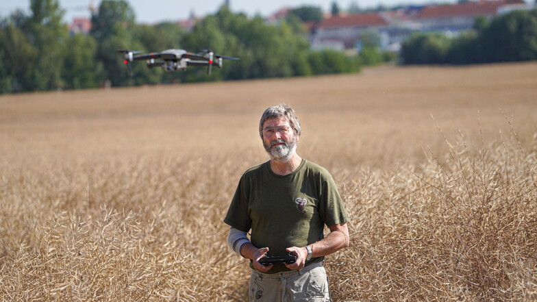 Gunter Franke lenkt die Drohne, mit der nach Schwarzwild in einem Rapsfeld in Preuschwitz gesucht wird. Der Einsatz soll die Ausbreitung der Afrikanischen Schweinepest verhindern.