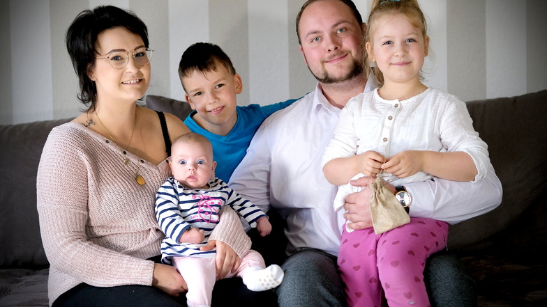 Anne und Robert mit drei ihrer vier Kinder. Sie konnten jetzt das neue Heim in Ebersdorf beziehen.