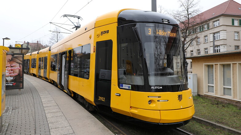 Eine der neuen Straßenbahnen aus Bautzen im Einsatz in Dresden. Jetzt hat das Alstom-Werk die letzte der insgesamt 30 bestellten Bahnen ausgeliefert.