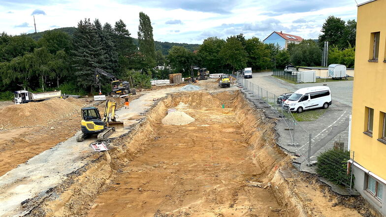 Im Sommer wurde in Löbau die Baugrube für den neuen Schulcampus nahe der Rosenstraße ausgehoben.