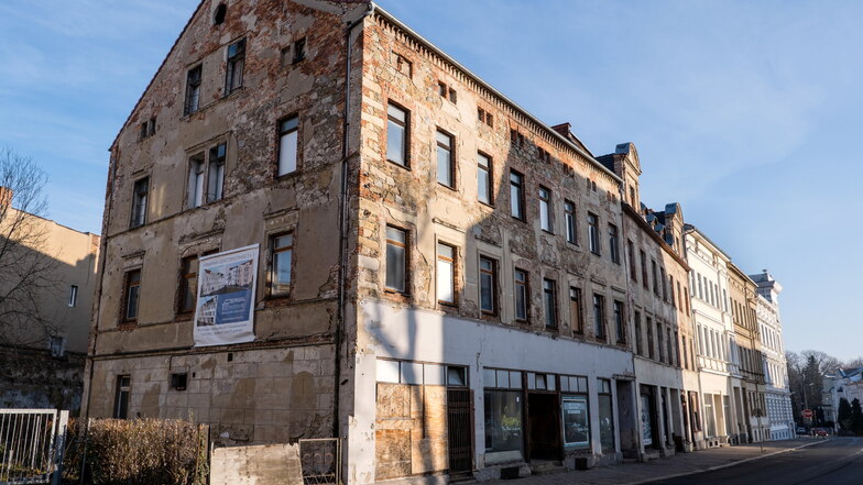 Die Häuser Schützenstraße 2 (vorn) und 3 (daneben) sollen im nächsten Jahr saniert werden. Ein Banner am Giebel weist schon darauf hin.