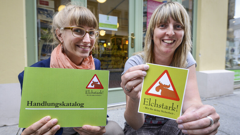 Lisa Bail (links) und Anja Sorkalle, Filialleiterin der Comenius Buchhandlung, im Jahr 2015, als das Elchstark-Projekt startete: Dieses Projekt zeigt Kindern Stellen auf, an die sie sich wenden können, wenn sie Hilfe brauchen. Viele Geschäfte und Einricht