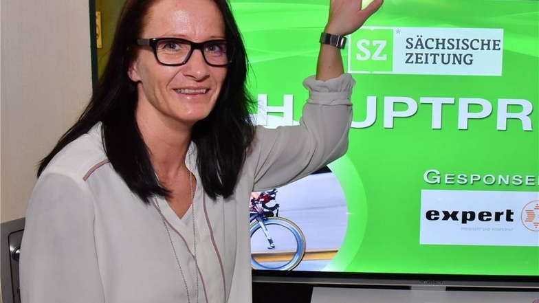 Den 40-Zoll-Fernseher gewann am Ende bei der Tombola die Pirnaerin Anne Schambach vom Heidenauer SV.