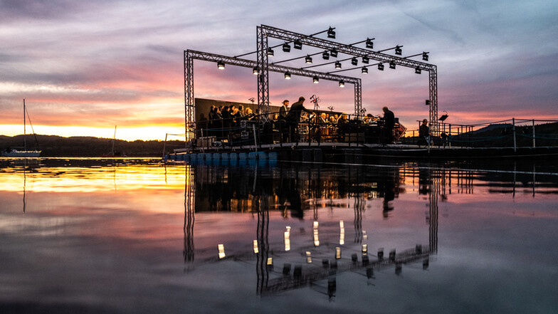 Eine ganz besondere Atmosphäre herrscht am Berzdorfer See, wenn auf der Bühne die Musik beginnt.