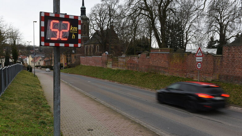 Diese Geschwindigkeitstafeln am Ostrauer Kirchberg hat laut dem Bürgermeister bereits einen positiven Effekt gehabt. Zwei weitere wurden nun für die Ortsteile Lützschera und Rittmitz gekauft.