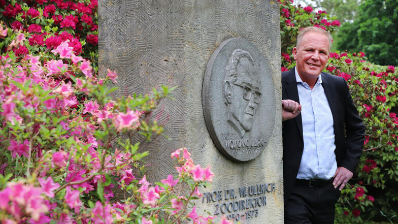 Der heutige
Zoodirektor
Karl-Heinz
Ukena am Gedenkstein für
Professor
Wolfgang Ullrich, der vor
100 Jahren
geboren
wurde.