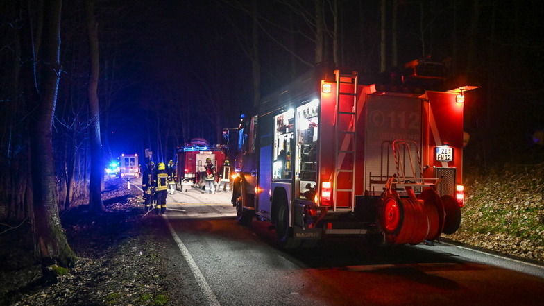 Kameraden der Feuerwehr bargen den Mann aus der Mandau und transportierten ihn durch den Wald, über die Gleise bis zur Talstraße.