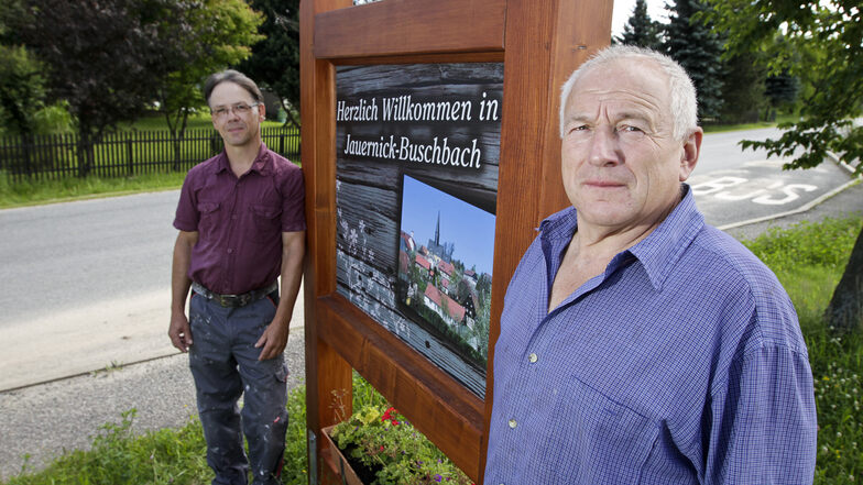 Helmut Zaunick (rechts) am Ortseingang vom Jaunernick Buschbach. Vergeblich hat der Ortsvorsteher Klinken geputzt, um ehrenamtliche Mitstreiter für den Ortschaftsrat zu finden.