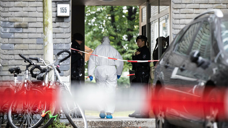 Ein Beamter der Spurensicherung betritt das Wohnhaus, in dem die toten Kinder gefunden wurden.