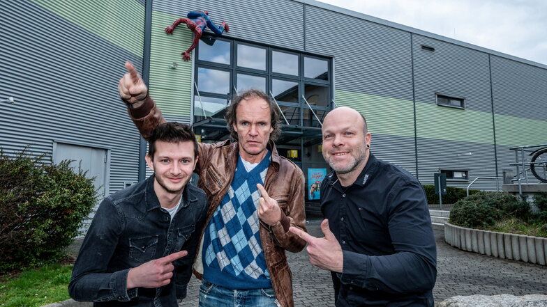 Olaf Schubert mit Kinoleiter Niklas Rehs (links) und Sven Erfurth (rechts) vor dem Cinema. Die beiden Vorstellungen von Olaf Schuberts neuem Film waren ausverkauft.