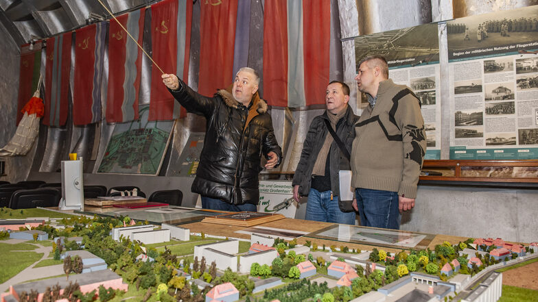 Rossija-Redakteur Alexander Emir-Shakh (links) greift gleich selbst zum Zeigestock, vertieft in ein Gespräch mit Dolmetscher Sergej Wilhelm und Bunker-Betreiber Marcel Reichel.