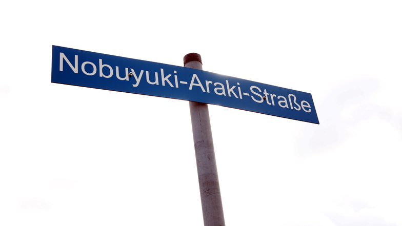 Den japanischen Gründungsgeschäftsführer Noboyuki Araki würdigt das Unternehmen mit einem eigenen Straßennamen auf der Zufahrt zum TDDK-Areal.