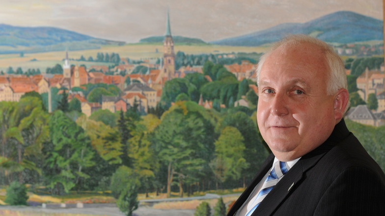 Ein Bild aus der Mitte seiner Amtszeit: Dietmar Buchholz 2012 vor einem Löbau-Gemälde.