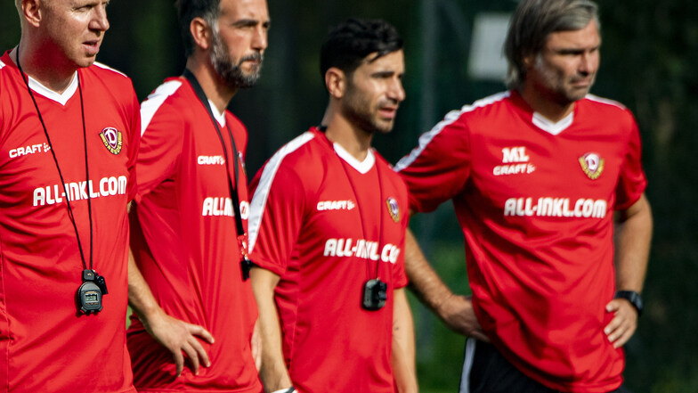 Dynamo-Chefcoach Maik Walpurgis (l.) mit seinen Co-Trainern Massimilian Porcello, Ovid Hajou und Matthias Lust (v. l.).
