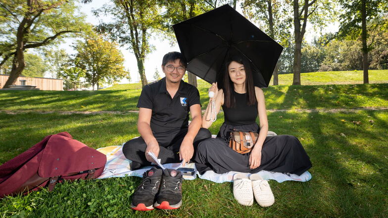 Zhan Xiaoua (l.) und Qi Xiaoshun aus Dresden haben den Tipp für das Prohliser Freibad von ihrer Tochter bekommen.