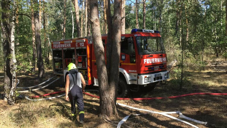 Bei einem Waldbrand in der Nähe von Heidehäuser sind Feuerwehrleute in die Gohrischheide gefahren, um zu löschen. Brachten sie sich in Gefahr?