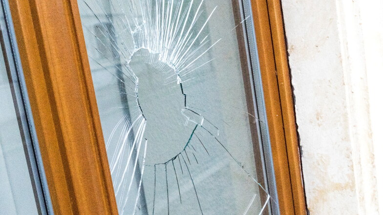 Ein Nachbar soll wiederholt nachts Fensterscheiben einer Wohnung in Dresden eingeschlagen und die dort lebende Familie terrorisiert haben.