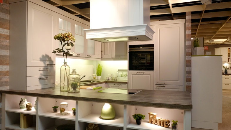 In der Küche spielt sich in den meisten Haushalten der Großteil des Lebens ab. Der Bau und das Design muss daher gut durchdacht sein.