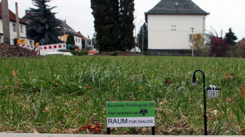 Im Miniaturformat machte die Zwickauer Künstlergruppe "Grass Lifter" zwei Jahre nach dem Auffliegen des NSU darauf aufmerksam, wo das Terror-Trio in Zwickau lebte. Inzwischen ist aus der Initiative das Projekt "Offener Prozess" hervorgegangen.