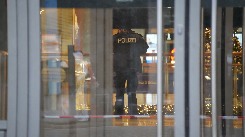 Die Polizei hat die Altmarkt-Galerie abgeriegelt. Auch der Striezelmarkt öffnet heute nicht.