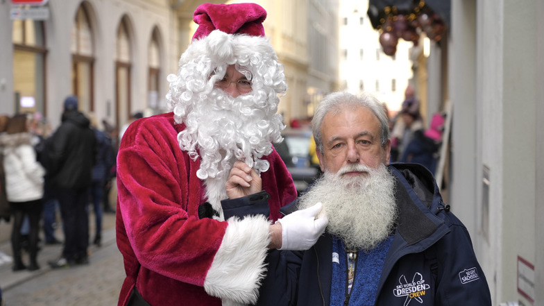 Der Weihnachtsmann-Service Dresden sucht nach neuen Weihnachtsmännern. Chef-Weihnachtsmann Hendrik Scholz (l.) hat einen Kandidaten mit geeignetem Bart entdeckt.