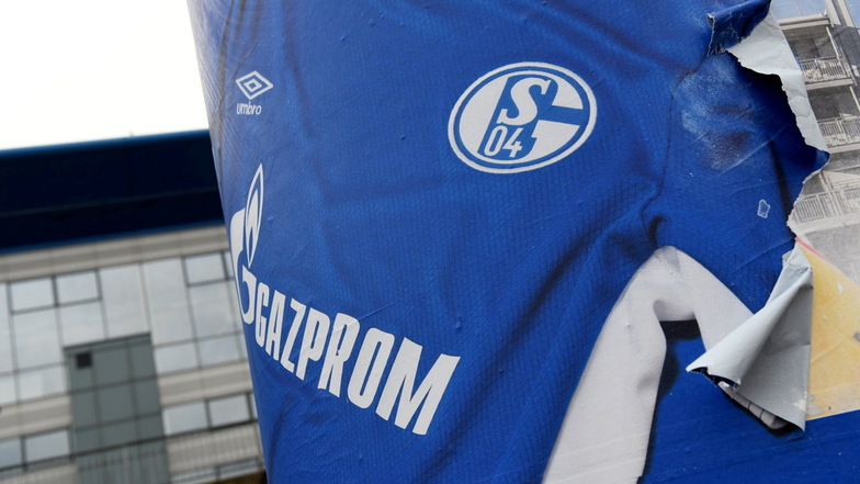 Der FC Schalke 04 hat angekündigt, vorerst nicht mehr mit dem Schriftzug seines Trikotsponsors, dem russischen Energieunternehmen Gazprom, aufzulaufen. Es wird stattdessen der Vereinsname auf auf der Vorderseite des Trikots aufgedruckt sein.